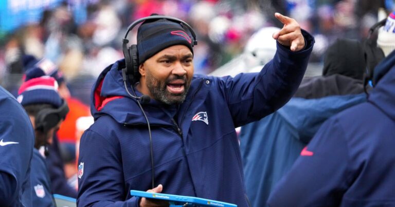 Jerod Mayo reportedly played cards with players on plane after Patriots’ embarrassing loss to Cardinals