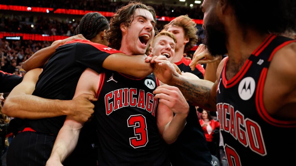Giddey’s 47-foot buzzer-beater lifts red-hot Bulls to wild win over Lakers Giddey’s 47-foot buzzer-beater lifts red-hot Bulls to wild win over Lakers