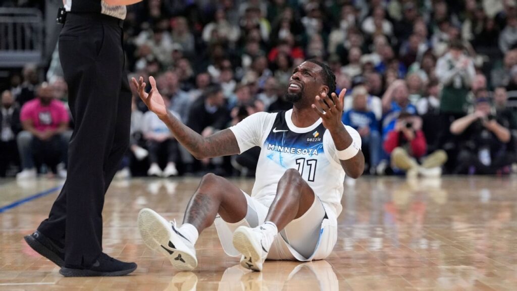 Wolves blow 24-point lead in 4th, tumble to No. 8 in West Wolves blow 24-point lead in 4th, tumble to No. 8 in West