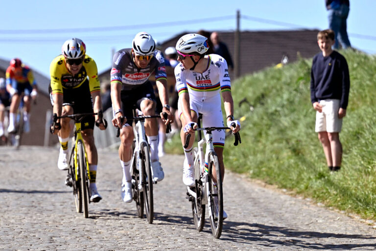 ‘People who behave like that are not welcome’ – Van Aert and Pogačar show solidarity with Mathieu van der Poel after bidon-throwing incident